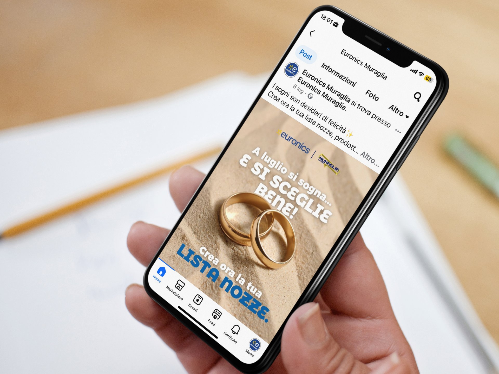 Euronics Muraglia 3 Man Holding An Iphone X Mockup On A Desk A17656 (ridotta)
